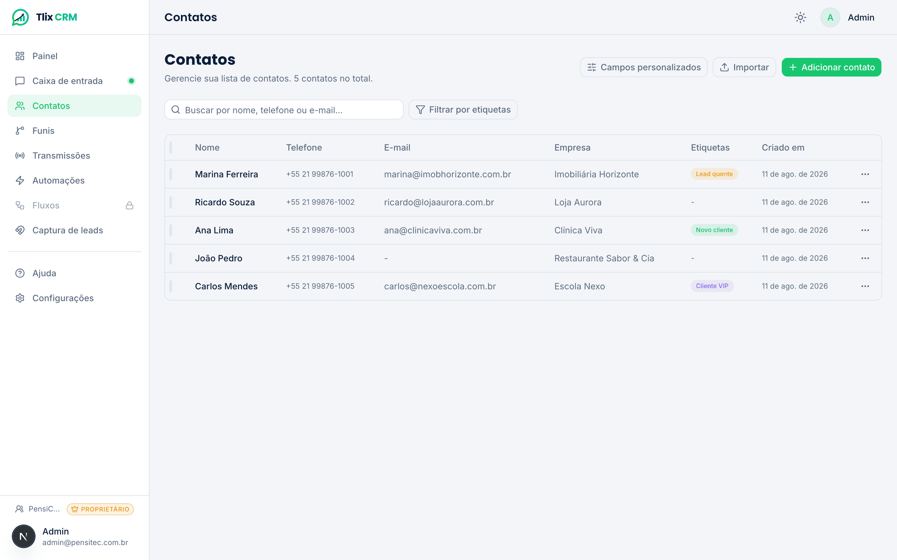 Lista de contatos do Tlix CRM com etiquetas, empresa e campos personalizados
